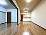 室内：大きな窓からたっぷりと陽光が注がれる明るい空間。家族の成長に対応できる永住仕様の間取り。一日の疲れをいやしてくれる主寝室。時を忘れて過ごす場所として過ごせるお部屋。
