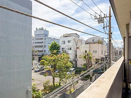 季節による景色の変化を日常の生活と共に感じてください。