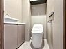 トイレ：清潔感のあるシンプルで使いやすいトイレです。