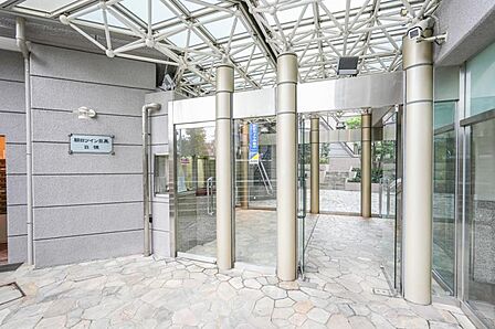 管理が行き届いた清潔感のあるエントランス。オートロックや防犯カメラも完備されておりマンションならではの防犯性の高さも住宅選びの大切な要素ですね。