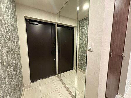 高いデザイン性を持つ玄関は、安らぎに満ちた生活空間を予感させてくれます。