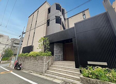 外と内をつなぐエントランスは、まさに顔となる場所。シンプルながらも格調高い雰囲気を漂わせて上質な空間を作り出します。満ち足りたプライベートシーンへと誘う気品がありますね。