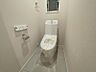 トイレ：換気と明るさに配慮した、清潔感のあふれるトイレです。落ち着いた空間で安らぎのひとときをお過ごしいただけます。