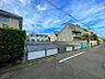 外観：前面道路は車通りが少なく、小さなお子様がいらっしゃっても安心です。