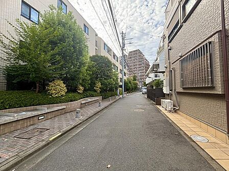駅からの帰宅時にも目を引く、存在感のあるマンション。