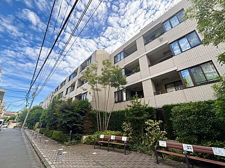 住まいとしての安心感を感じる、落ち着いた外観です。