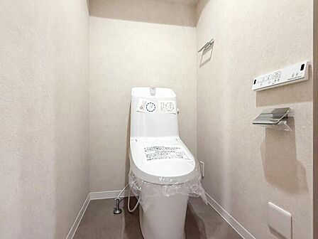 清潔感溢れるトイレ。落ち着いた空間で安らぎのひとときをお過ごしいただけます。