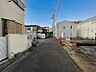外観：前面道路は車通りの少ない道です。小さなお子様も安心してお過ごしいただけます。