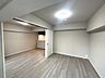 洗面：洋室を別角度から撮影。お部屋の広がりをご確認いただけます。