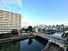 その他：バルコニーからの眺め。川沿いの景色が広がります。