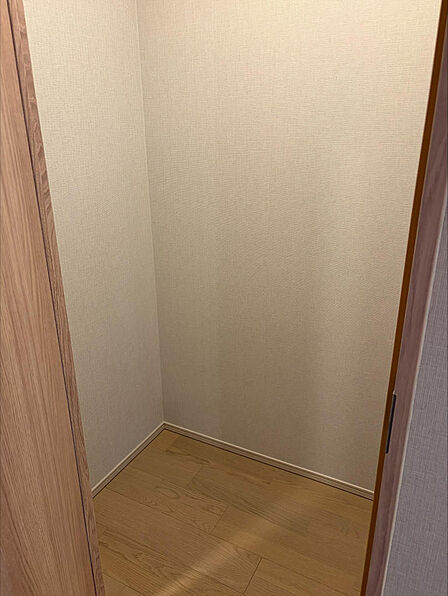 家族のものから生活用品まで収納できる約0.8帖の納戸。