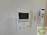室内：TVモニター付インターホンです。来客者の顔が見えるので安心！