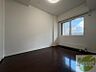 室内：こちらのお部屋は光が差し込む、温かみのあるお部屋です。