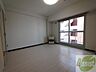リビング/ダイニング：別角度からのお部屋です。窓が大きくとても明るいですね～