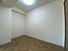 寝室：こちらのお部屋は光が差し込む、温かみのあるお部屋です。