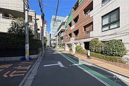 敷地西側の前面道路