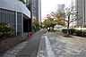 周辺：敷地北西側の前面道路(北東側から)