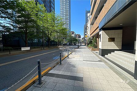 敷地南東側の前面道路(北東側から)