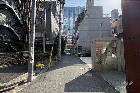 敷地の東側前面道路(北側から)
