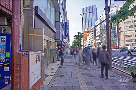 敷地西側の前面道路は新青梅街道です(北側から)。