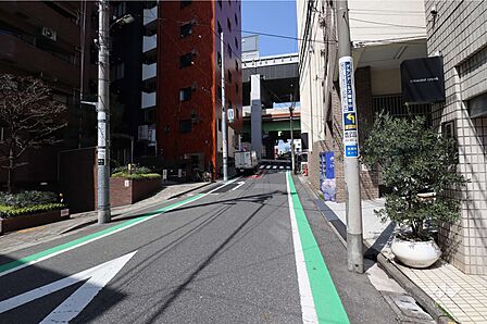 敷地東側の前面道路(南側から)