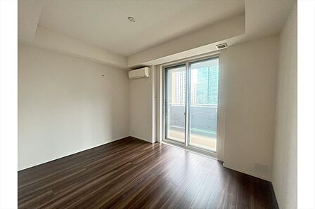 約8.5帖の洋室。こちらもバルコニーに面しているため明るく開放感のあるお部屋になっています。気持ちの良い朝を迎えられそうです。