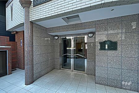 エントランス。エントランスにはオートロックが設置されており、セキュリティ面で安心です!
