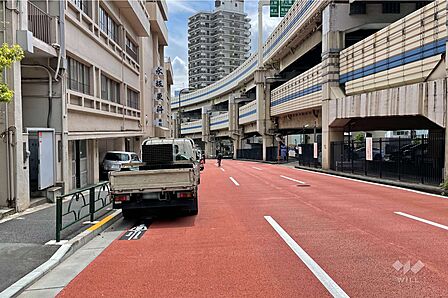 敷地西側の前面道路(北側から)