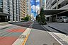 その他：敷地の北側前面道路は二七通りです（西側から）。この建物は、駐日ルクセンブルク大使館との一体型レジデンスで、1階が大使館、2-11階が分譲マンション、12階が大使公邸という造りになっています。