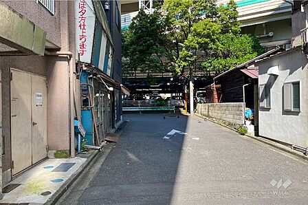 敷地東側の前面道路(南側から)