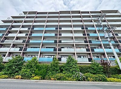 外観:「9階建ての外観」今日も、明日も、この街で、きっと誰かがしあわせになる物語が描かれていくはずです。同じ風景が毎日365日、まったく違う顔を見せてくれる。爽快な風も毎日やさしく頬をなででくれます。 外観:「9階建ての外観」今日も、明日も、この街で、きっと誰かがしあわせになる物語が描かれていくはずです。同じ風景が毎日365日、まったく違う顔を見せてくれる。爽快な風も毎日やさしく頬をなででくれます。