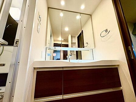 「洗面台」大きな鏡で朝の準備もばっちり。収納も多く、洗剤など日用品の保管にも便利です。