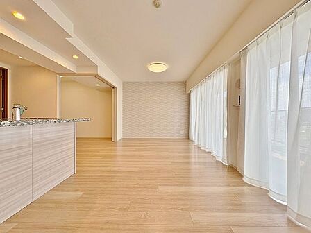 「木のぬくもり感じる優しい雰囲気のお部屋」落ち着いたカラーコーディネートの室内。インテリアやファブリックで、オーナー様好みのテイストデザインを取り入れて頂けます。