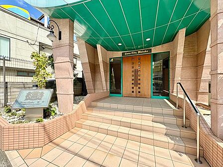 「エントランス入口」植栽もお手入れがしっかりとされており、美しい外観のポイントになっています。