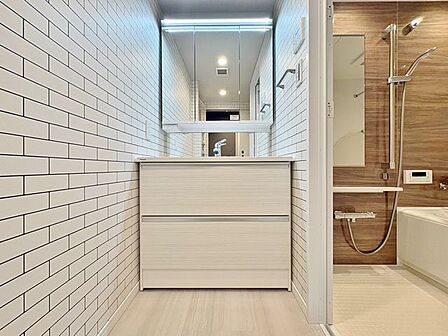 「リフォーム済・洗面台」大きな鏡で朝の準備もばっちり。収納も多く、洗剤など日用品の保管にも便利です。