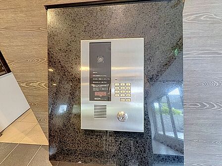 「オートロック」当マンションエントランスには、防犯対策の「オートロック」を採用。マンション住人以外の侵入を防ぐために設置しました。お子様がいらっしゃるご家庭にも安心の設備です。