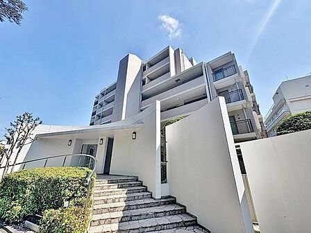 「心地良く暮らしを彩る充実のライフスタイルを」歩いていける距離に、教育施設やお買い物施設が揃う街並み。