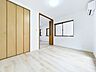 洋室：「明るい居室」温もりある自然光を感じていただける居室です。