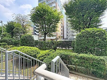 「眺望」穏やかな街並みを一望しながら、爽やかな風と柔らかく降り注ぐ陽光を感じて頂けます。