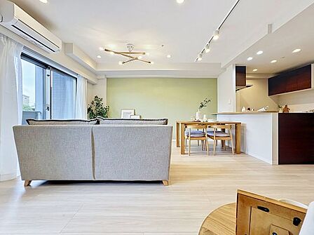 「癒し空間♪18.0帖LDK」空気感という居心地の良いBGMは、心からのやすらぎと満足感を与えてくれます。通風と採光を考慮したリビングは地域の鼓動を感じながらお寛ぎ頂けます。