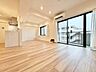 リビング/ダイニング：「陽当り良好。」大きな窓辺からの日差しが暖かい室内は、自然と住まう人の気分も明るくなり、リビングでの素敵なワンシーンが演出されます。