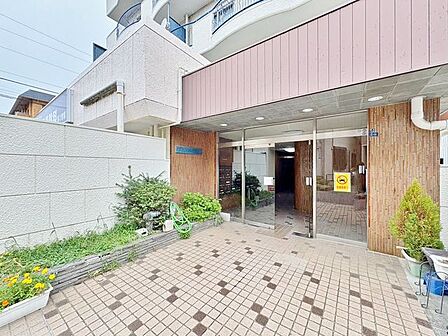 「エントランス入口」植栽もお手入れがしっかりとされており、美しい外観のポイントになっています。
