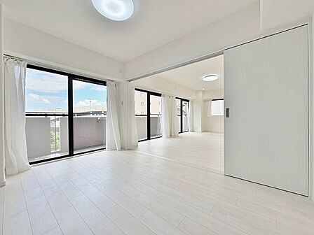 「南向き。陽当り良好。」大きな窓辺からの日差しが暖かい室内は、自然と住まう人の気分も明るくなり、リビングでの素敵なワンシーンが演出されます。