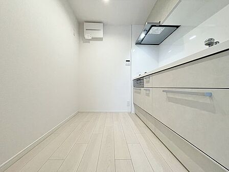 「ゆとりあるキッチン」大型の冷蔵庫やレンジボードもしっかり置ける広々としたキッチンスペースが大事。ゆとりある空間で作業ができるとお料理の腕も日に日に上がりそうな気がしてきます。
