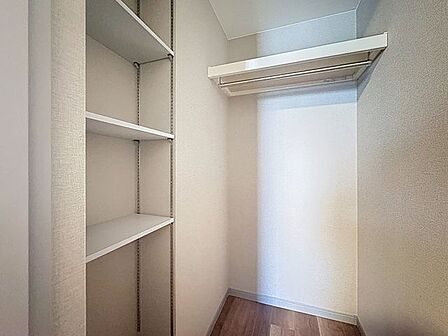 「たっぷり収納・ウォークインクローゼット」たっぷりと荷物が入るよう、ウォークインクローゼットを完備いたしました。画像と現地では大きさ、広さの感覚が違います。是非ご自分の目で確かめてください。