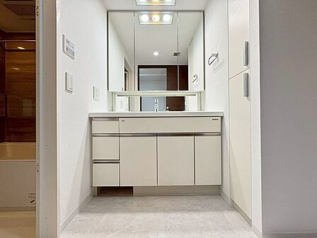 「洗面台」大きな鏡で朝の準備もばっちり。収納も多く、洗剤など日用品の保管にも便利です。