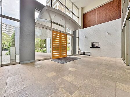 「エントランス」マンションのエントランスなど共有部分は、清掃が行き届いており、キレイな状態です。管理体制がしっかりしているからこそ。
