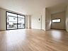 リビング/ダイニング：「陽当り良好。」大きな窓辺からの日差しが暖かい室内は、自然と住まう人の気分も明るくなり、リビングでの素敵なワンシーンが演出されます。