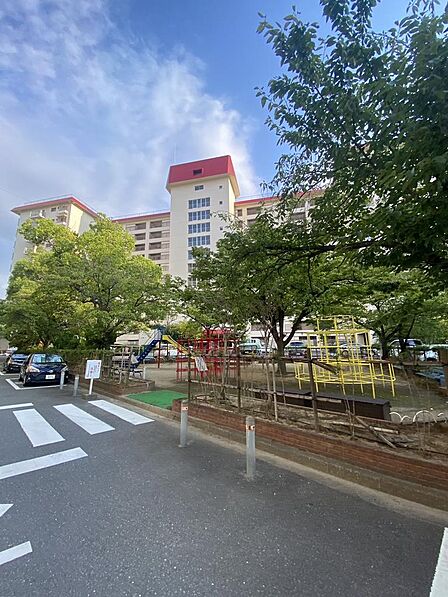 2沿線以上利用可能で通勤・通学に便利な好立地!駅までは平坦でアクセスしやすく、市街地も近いため買物や外食にも困りません。周辺環境と合わせてぜひ現地をご確認ください。