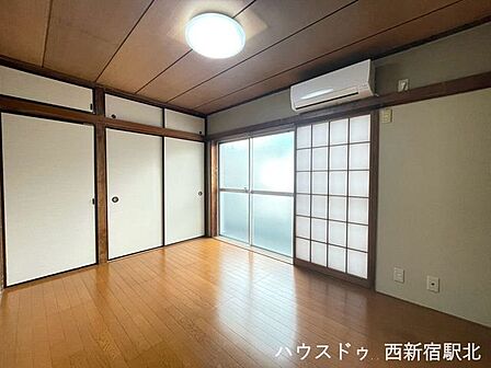 バルコニーに面した6帖洋室。